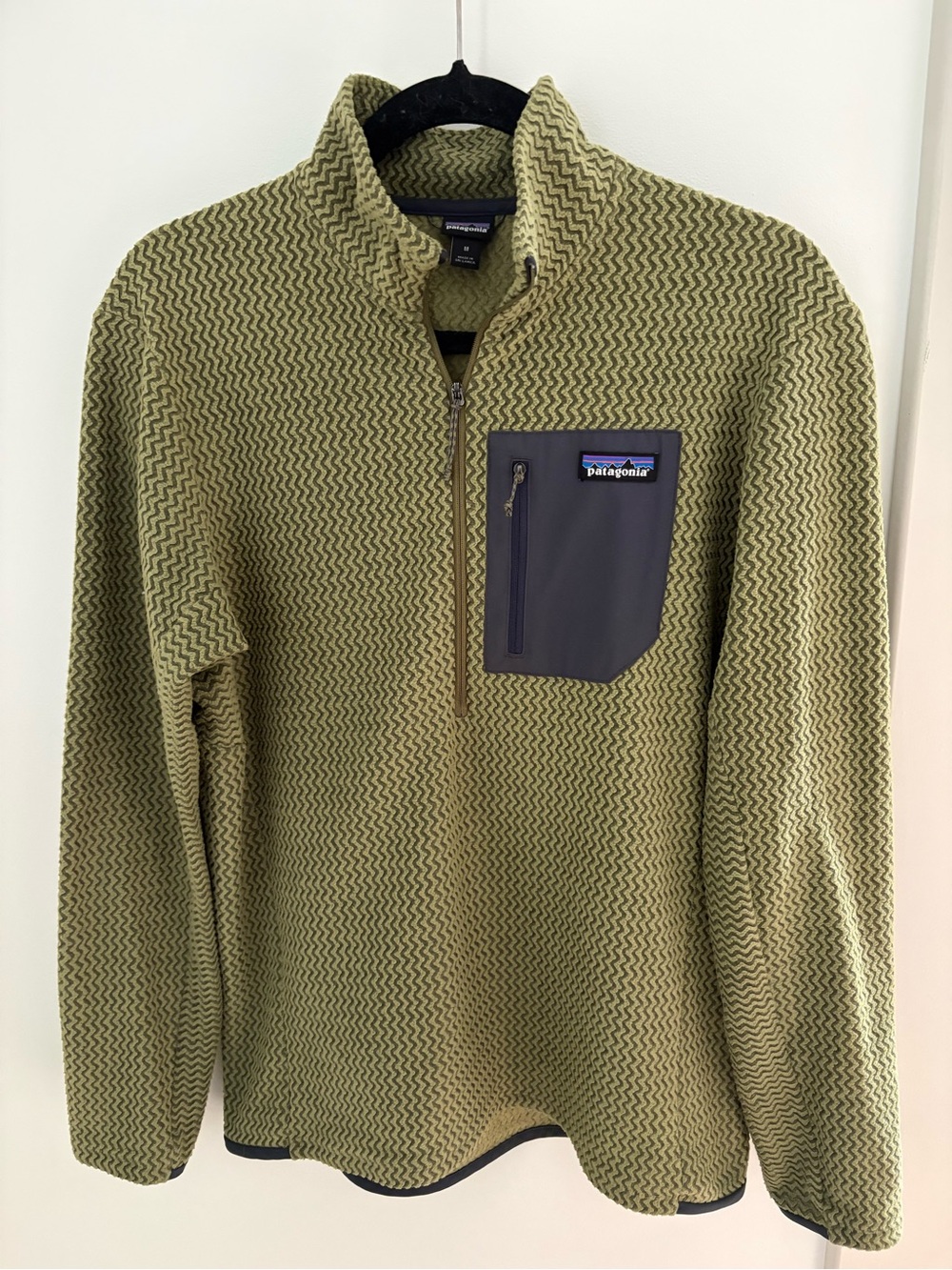 Patagonia Men’s Olive Green Zip-Front Fleece with Gray Chest Pocket